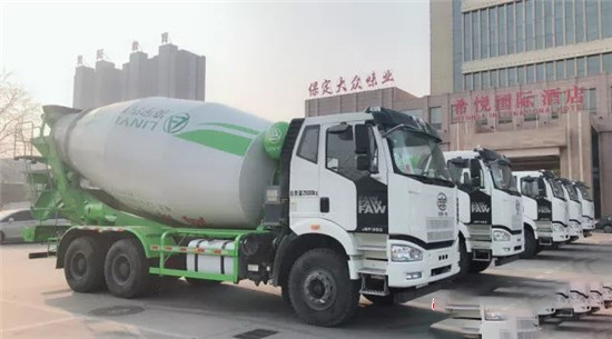 中集凌宇攪拌車進駐神秘雪域古城，為當?shù)氐慕ㄔO(shè)和經(jīng)濟發(fā)展奉獻力量
